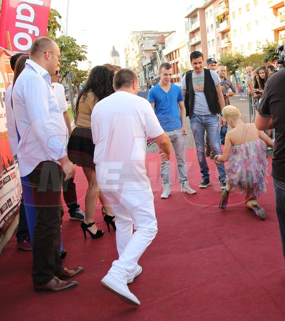 Ce se întâmplă când nu ştii să mergi pe tocuri? O CÂNTĂREAŢĂ S-A FĂCUT GRĂMADĂ PE COVORUL ROŞU! FOTO EXCLUSIV!!!
