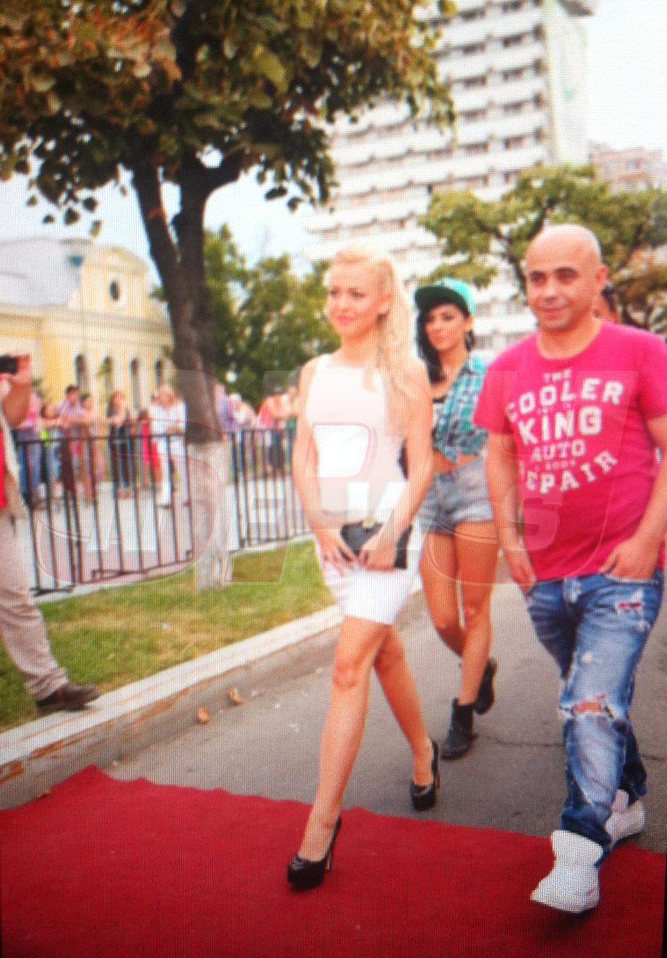Dragoste mare! Când nu sunt împreună, Misha şi Connect R stau lipiţi de telefon!