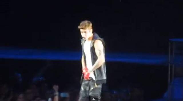 Uite cu ce aruncă fanii in Justin Bieber în timpul unui concert! / Video