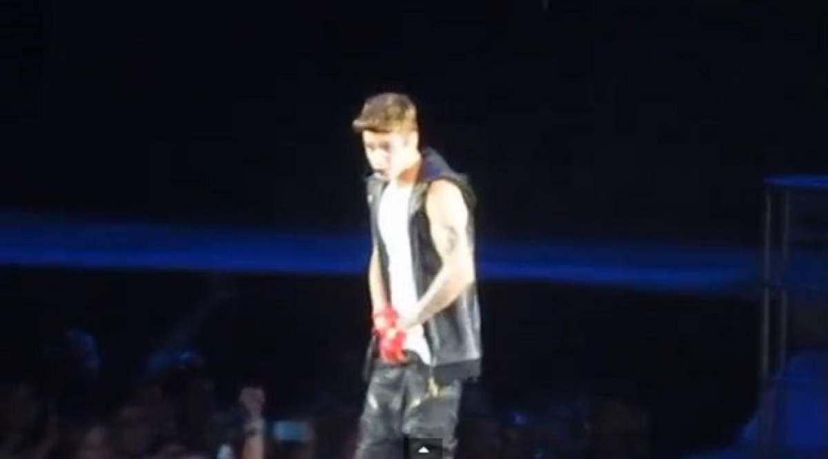 Uite cu ce aruncă fanii in Justin Bieber în timpul unui concert! / Video