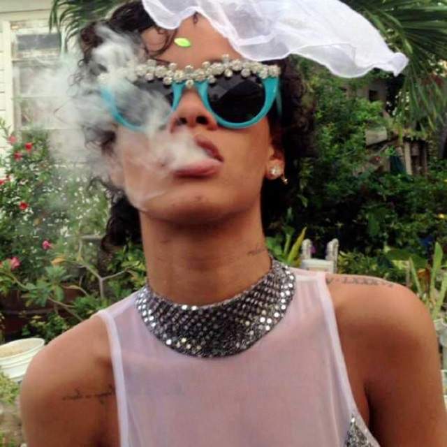Rihanna a înnebunit! Bruneta s-a destrăbălat la un carnaval atât de vulgar, încât fanii au desfiinţat-o! / Foto / Video