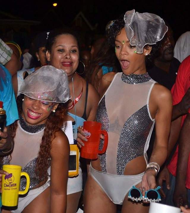 Rihanna a înnebunit! Bruneta s-a destrăbălat la un carnaval atât de vulgar, încât fanii au desfiinţat-o! / Foto / Video