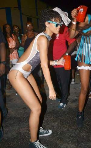 Rihanna a înnebunit! Bruneta s-a destrăbălat la un carnaval atât de vulgar, încât fanii au desfiinţat-o! / Foto / Video