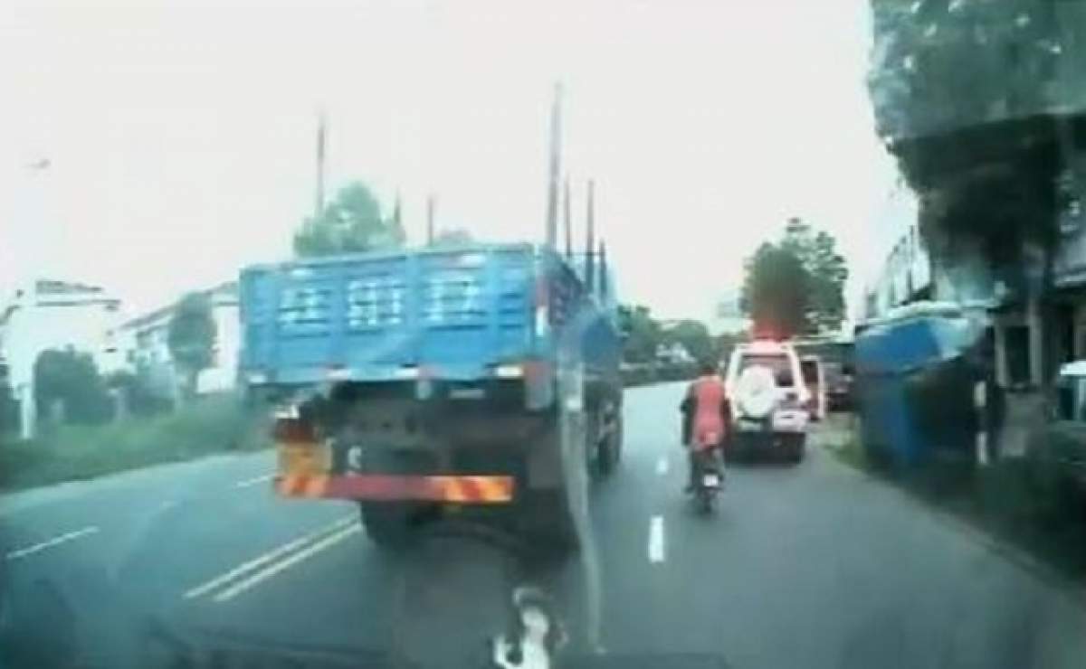 Video Şocant! O femeie a fost lovită de portiera unei maşini şi aruncată într-un camion!