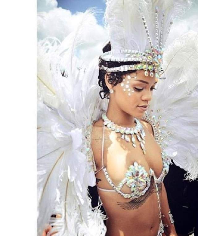 Rihanna cu sfârcurile şi fundul la vedere în plină stradă! Bruneta e aproape goală! / Foto