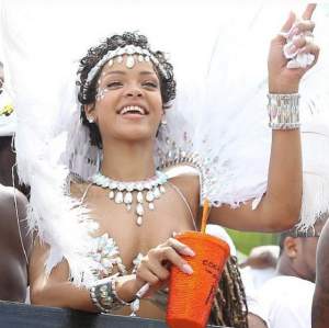 Rihanna cu sfârcurile şi fundul la vedere în plină stradă! Bruneta e aproape goală! / Foto