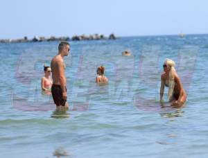 Cu cine se hârjoneşte Loredana Chivu în apă? FOTO fierbinte