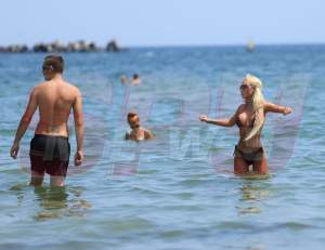 Cu cine se hârjoneşte Loredana Chivu în apă? FOTO fierbinte