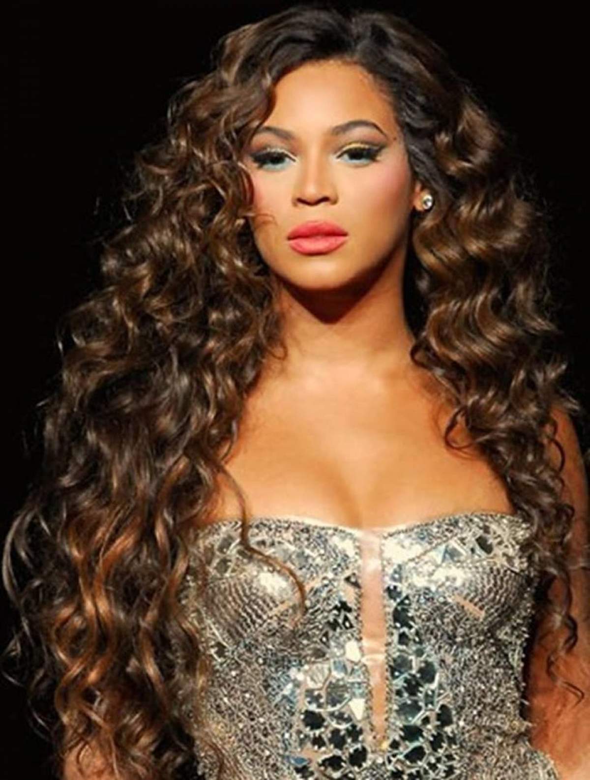 Beyonce s-a tuns băieţeşte!!! Îţi place noua ei coafură?