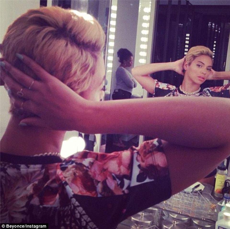 Beyonce s-a tuns băieţeşte!!! Îţi place noua ei coafură?