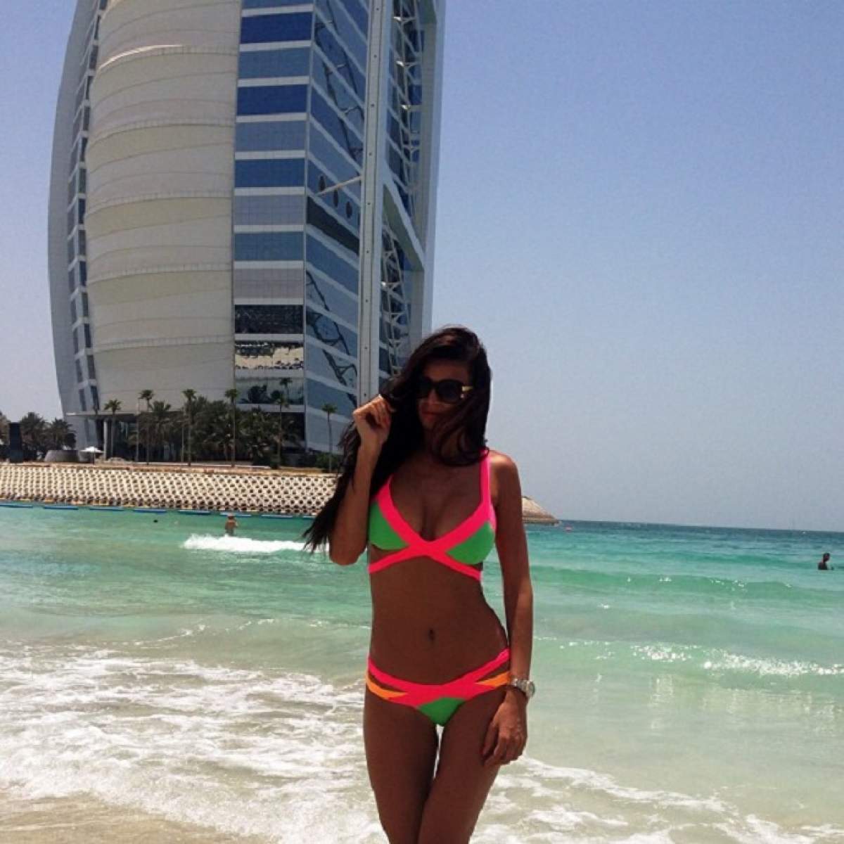 Ramona Gabor, tu ai putea să faci plajă îmbrăcată aşa în Dubai? / FOTO