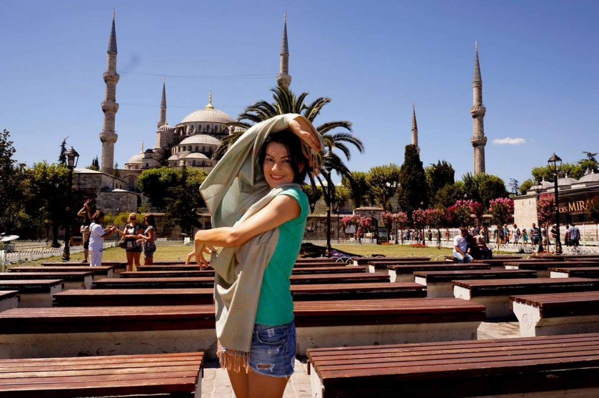 Uite-o pe Silvia de la Vegas cu văl islamic pe cap! / FOTO & VIDEO