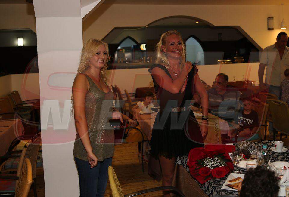 Exclusiv! Toată terasa i-a cântat "La mulţi ani"! Vezi ce vedetă a avut parte de o astfel de surpriză! / Galerie Foto & Video