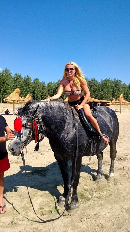 Dana Săvuică, mai ceva ca o amazoană! Călăreşte un armăsar nărăvaş, doar în costum de baie / FOTO HOT