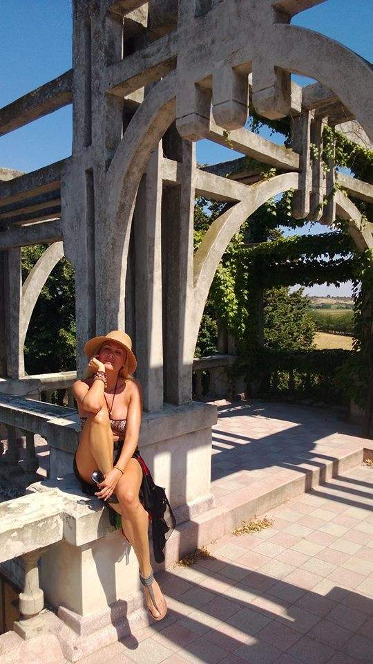 Dana Săvuică, mai ceva ca o amazoană! Călăreşte un armăsar nărăvaş, doar în costum de baie / FOTO HOT