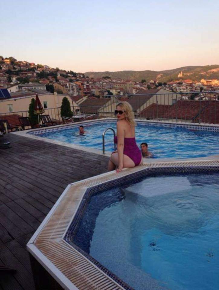 ATENŢIE, se revarsă piscina! Oana Lis se relaxează, dar pe turişti îi oripilează!