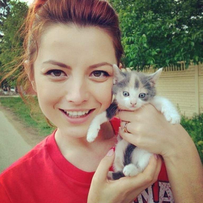 Elena Gheorghe s-a lipit de un ghemotoc cu blană! Uite cum şi-a început ziua!