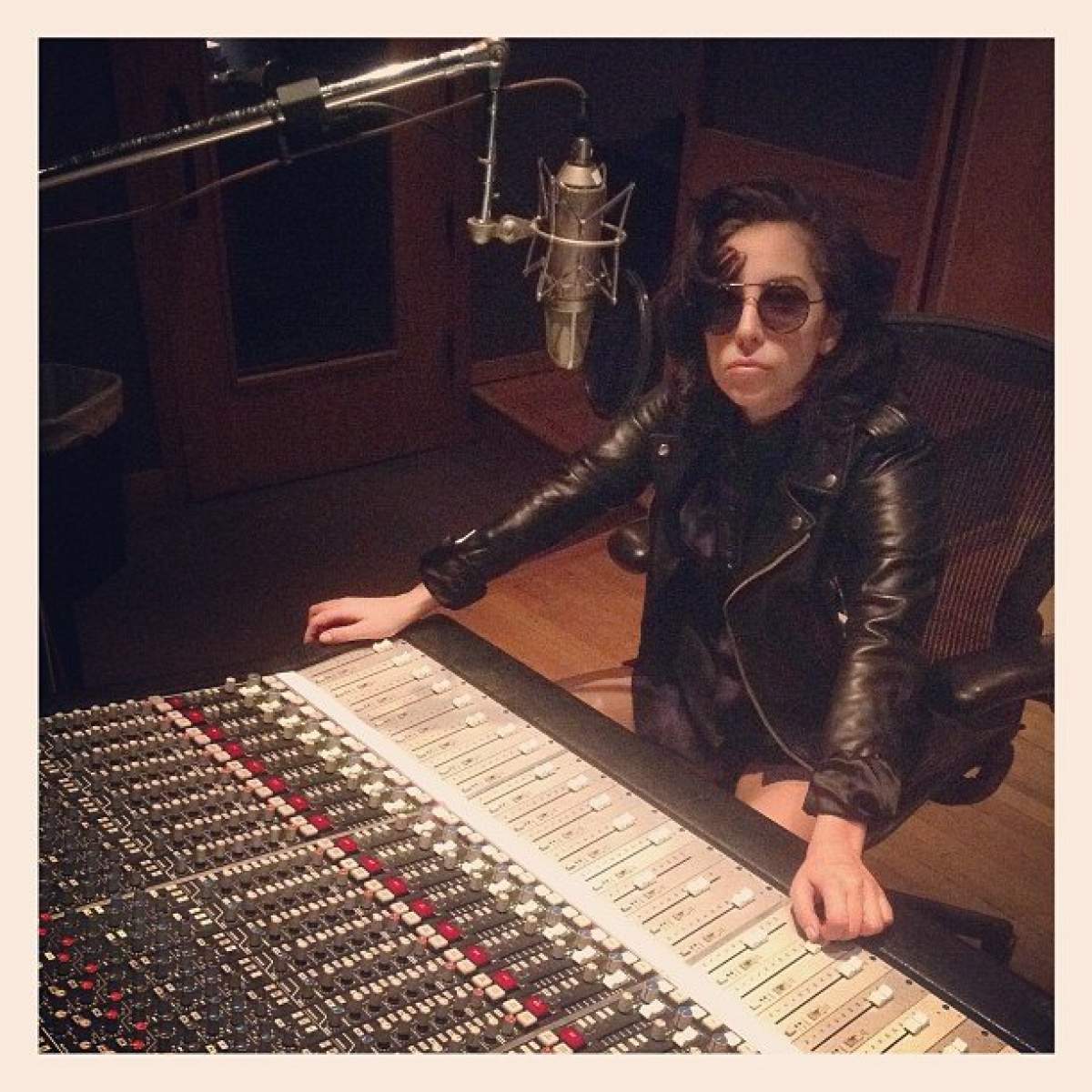 Lady Gaga a orbit în studio?