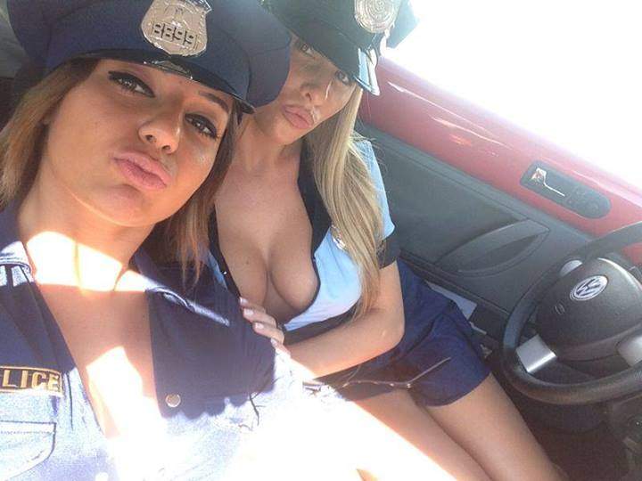 Ai vrea să te aresteze asemenea poliţiste?