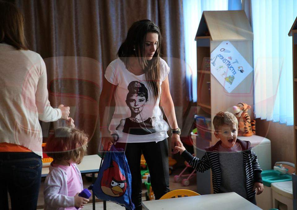 O mamă mândră! Uite-o pe Mara Bănică emoţionată în prima zi de grădiniţă a fiului ei