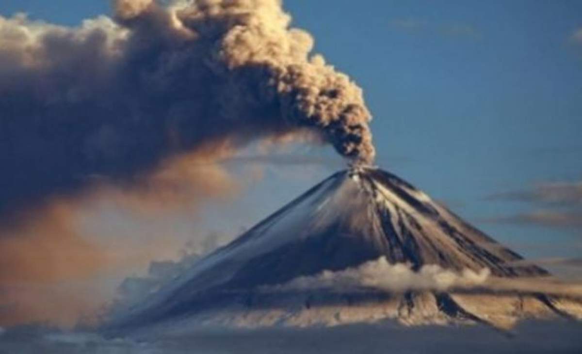 Mii de oameni au fost evacuaţi din cauza unei erupţii vulcanice
