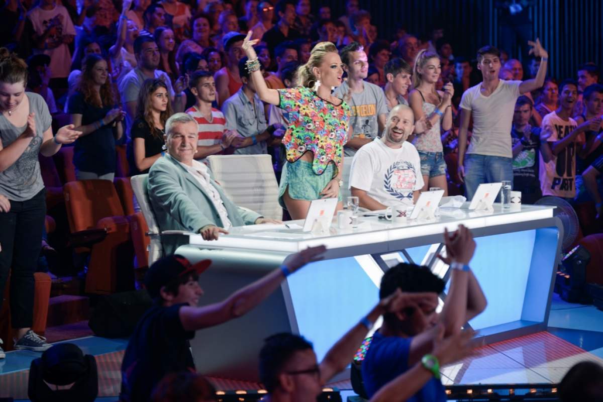 Cei trei juraţi şi prezentatorii emisiunii "X Factor" au făcut un pariu incendiar!