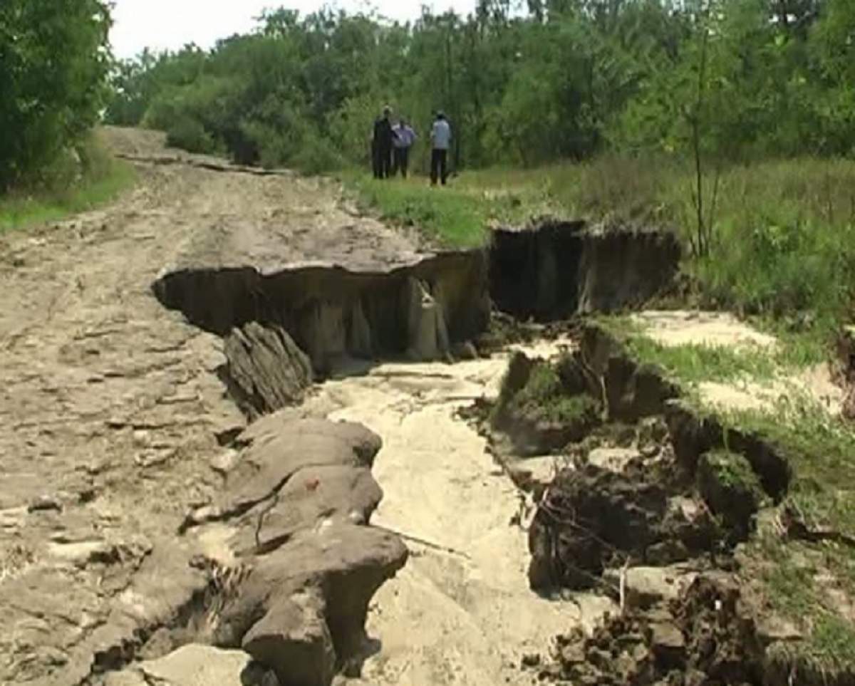 Ploile au făcut adevărate cratere pe drumurile din Galaţi!