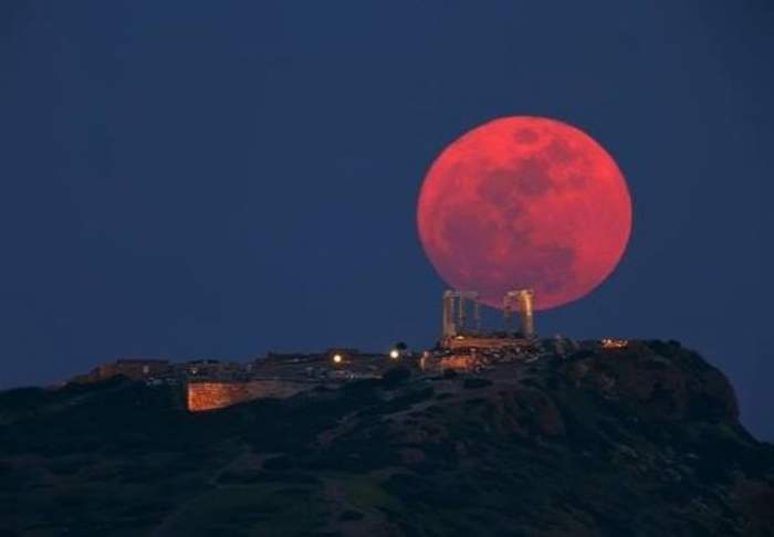 Luna roşie, cea mai frumoasă imagine de toamnă. Vezi când o poţi admira