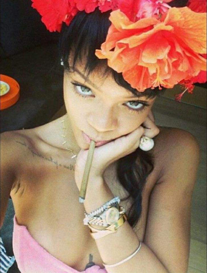 Rihanna şochează din nou! Uite cum s-a fotografiat artista