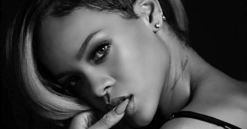 Rihanna şochează din nou! Uite cum s-a fotografiat artista