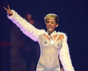 INCREDIBIL! Miley Cyrus, pe scenă, cu buline pe sfârcuri şi bikini!