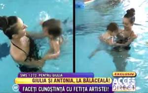 Giulia şi Antonia, clipe de neuitat la piscină!