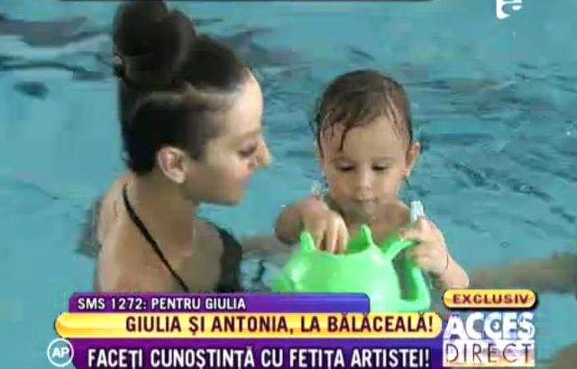 Giulia şi Antonia, clipe de neuitat la piscină!