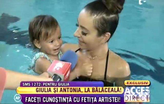 Giulia şi Antonia, clipe de neuitat la piscină!