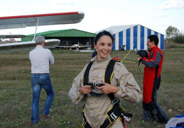 Andreea Marin a sărit cu paraşuta de la 3500 de metri