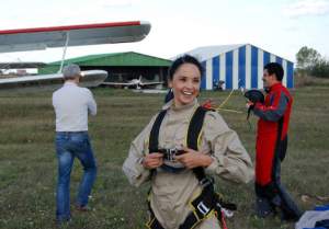 Andreea Marin a sărit cu paraşuta de la 3500 de metri