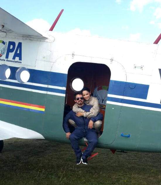 Andreea Marin a sărit cu paraşuta de la 3500 de metri