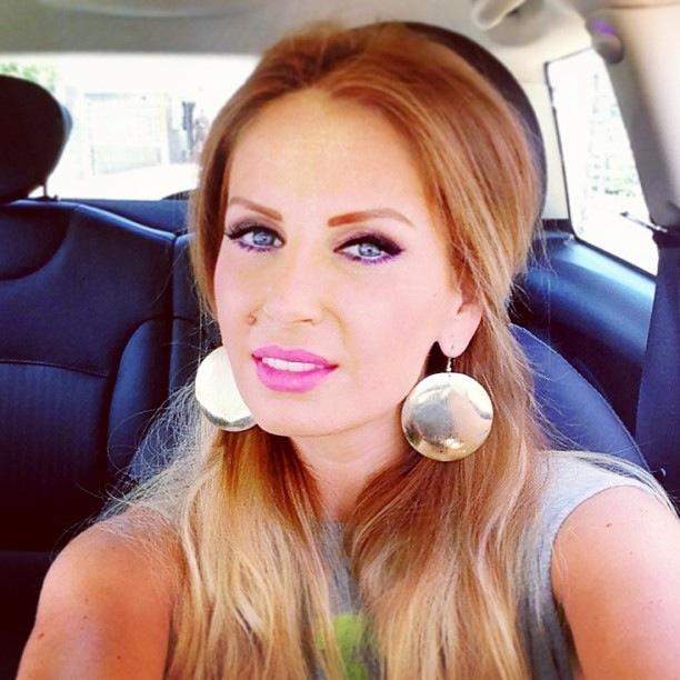 Andreea, lasă pozele şi fii atentă la condus!