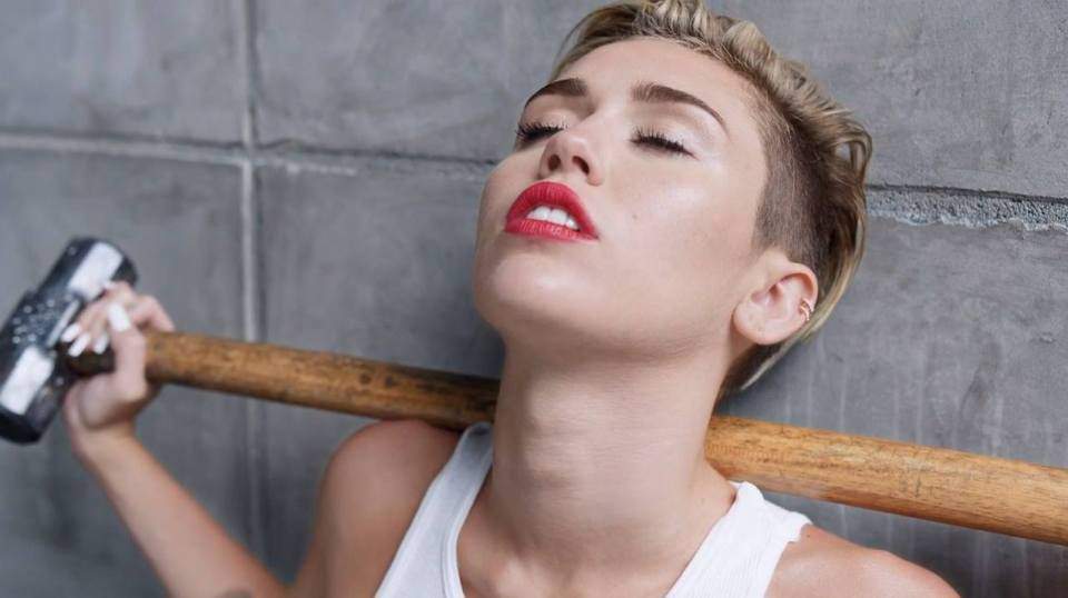 Miley Cyrus "şi-a dat drumul" din avion! /  VIDEO