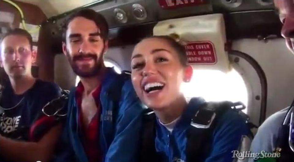 Miley Cyrus "şi-a dat drumul" din avion! /  VIDEO