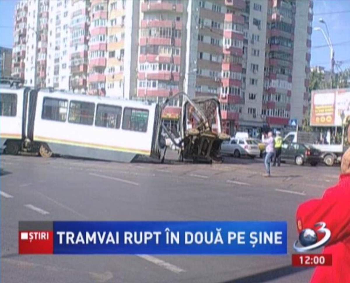 Accident în Capitală. Un tramvai s-a rupt în două