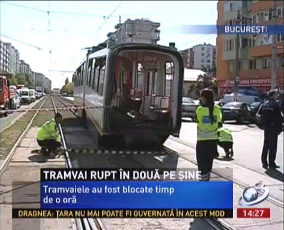 Accident în Capitală. Un tramvai s-a rupt în două