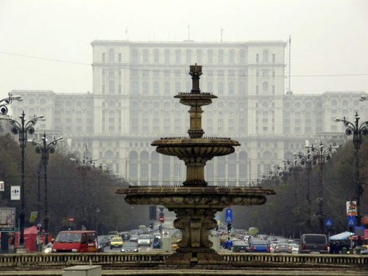 Accident în centrul Capitalei! A plonjat cu maşina chiar în fântâna de la Piaţa Unirii!