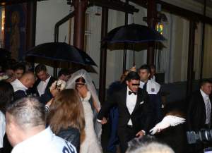 S-au speriat de ploaie! Cine s-a ascuns la nunta mirilor?