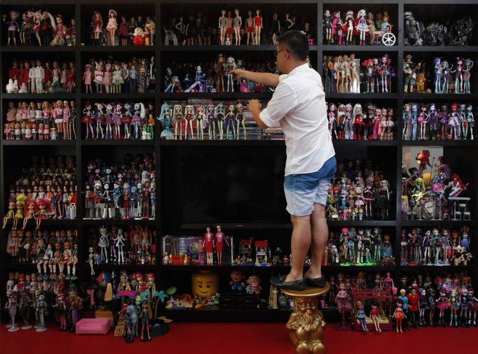 IMPRESIONANT! un bărbat deţine o colecţie uluitoare de păpuşi Barbie! / VIDEO