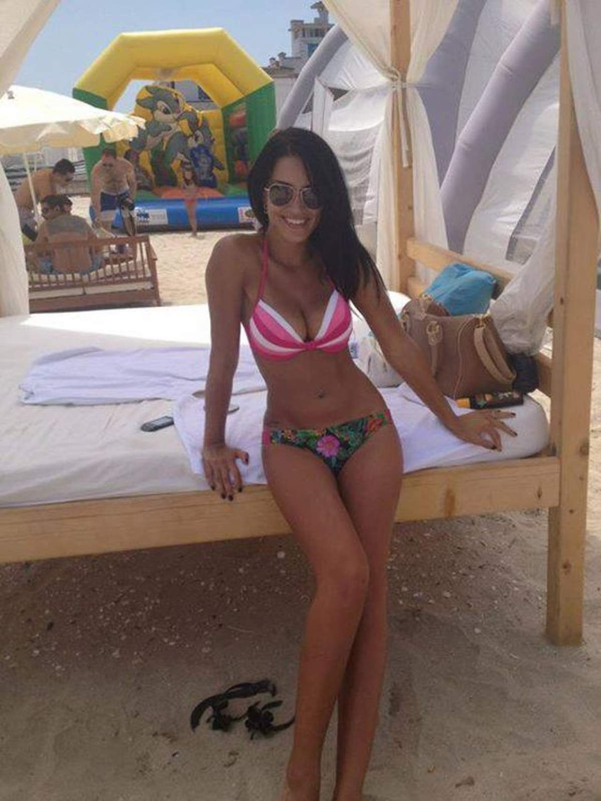 Adelina Pestriţu sexy şi provocatoare pe plajă.