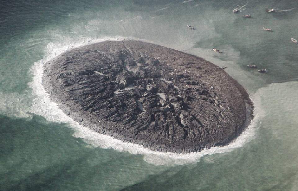 Ce este de fapt insula din Marea Arabiei care a apărut în urma unui cutremur!/ FOTO