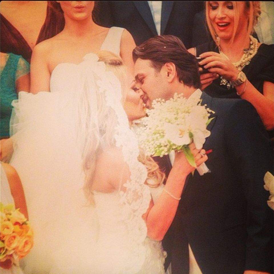 Delia îşi aduce aminte cu drag de nunta ei! Uite ce frumoasă a fost vedeta în rochie de mireasă