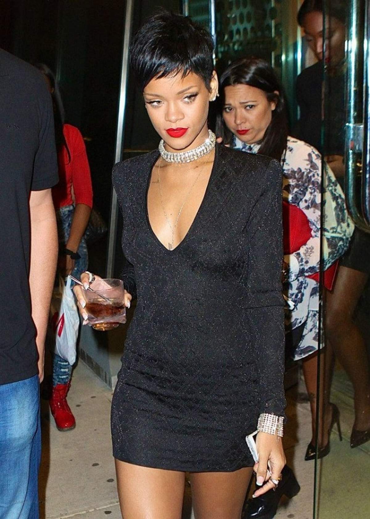 Cât de sexy e Rihanna în ploaie! Umbrela îi dă bătăi de cap! / FOTO