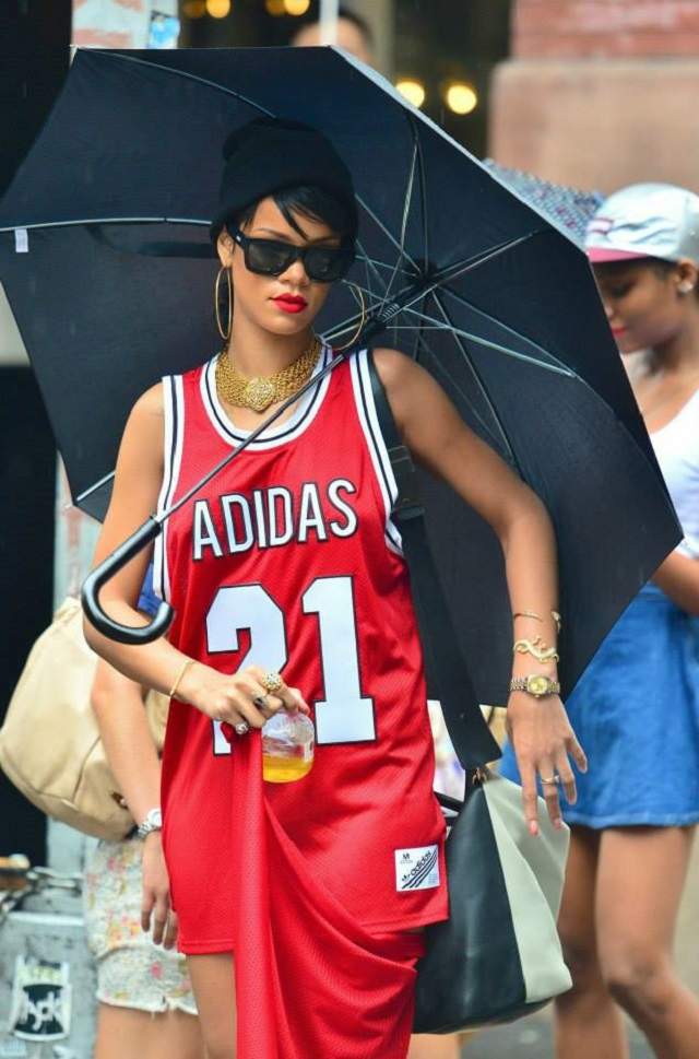 Cât de sexy e Rihanna în ploaie! Umbrela îi dă bătăi de cap! / FOTO